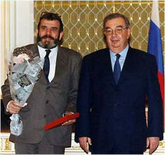 Вручение Государственной премии РФ 1998 года: В.Н.Гаврин,  председатель Правительства РФ Е.М.Примаков